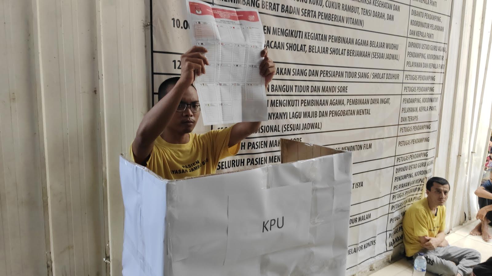 Puluhan orang dengan gangguan jiwa (ODGJ) yang ada di Yayasan Zamrud Biru melakukan simulasi pencoblosan di H-1 pelaksanaan pemilihan umum (Pemilu).Foto: Ishal/Gobekasi.id