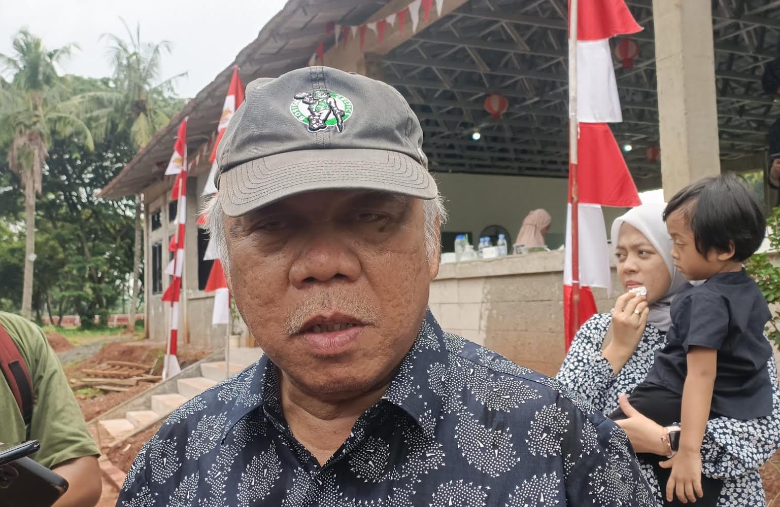 Menteri Pekerjaan Umum dan Perumahan Rakyat (PUPR) Basuki Hadimuljono, usai menggunakan hak pilihnya pada Pemilu 2024 di Bekasi. Foto: Ishal/Gobekasi.id
