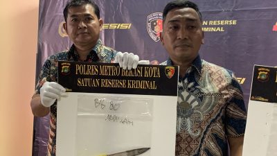 Kasat Reskrim Polres Metro Bekasi Kota AKBP Muhammad Firdaus menunjukan barang bukti pisau yang jadi alat SNF menghabisi anak kandungnya. Foto: Ist