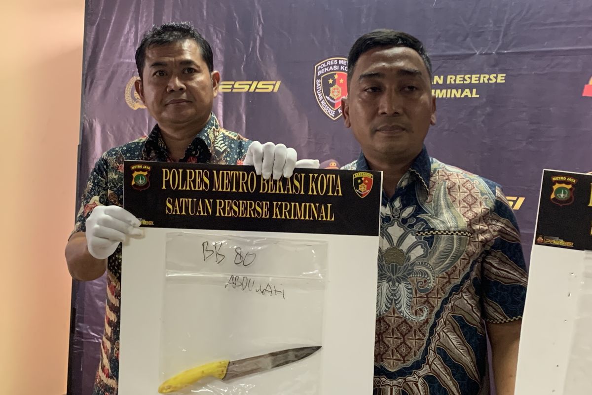 Kasat Reskrim Polres Metro Bekasi Kota AKBP Muhammad Firdaus menunjukan barang bukti pisau yang jadi alat SNF menghabisi anak kandungnya. Foto: Ist