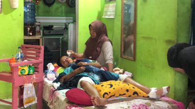 Indah Agustiyani (26), wanita muda yang sehari-hari bekerja sebagai pegawai kursus mengemudi hanya bisa terbaring di atas kasur.