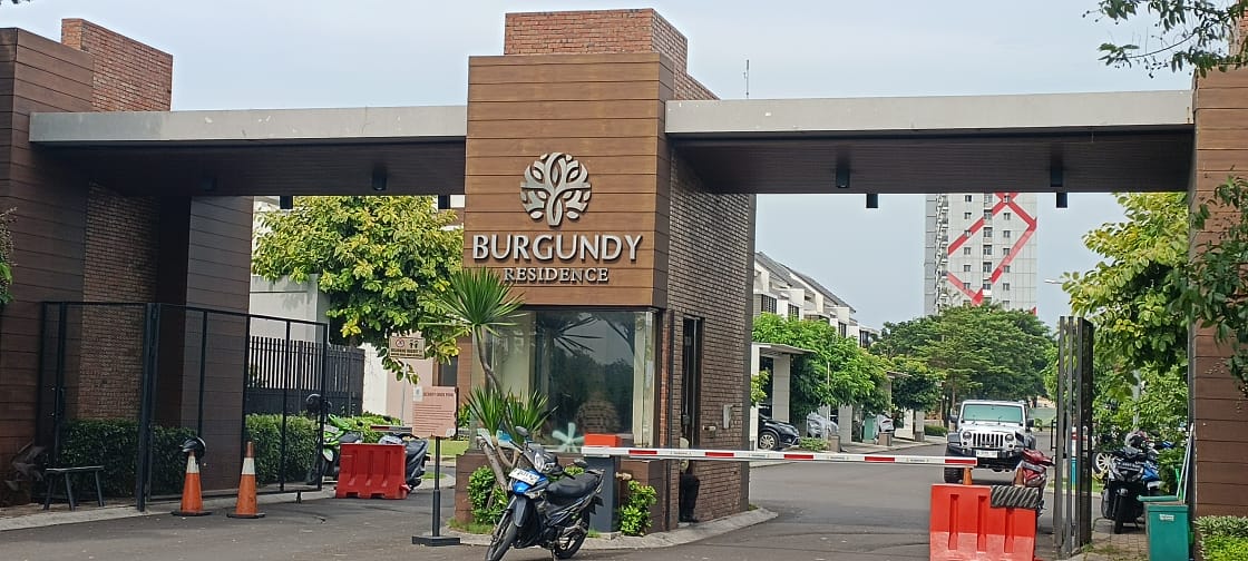 Tampak depan klaster tempat kejadian perkaara ibu tega bunuh anak kandungnya. Foto: Ishal/Gobekasi.id