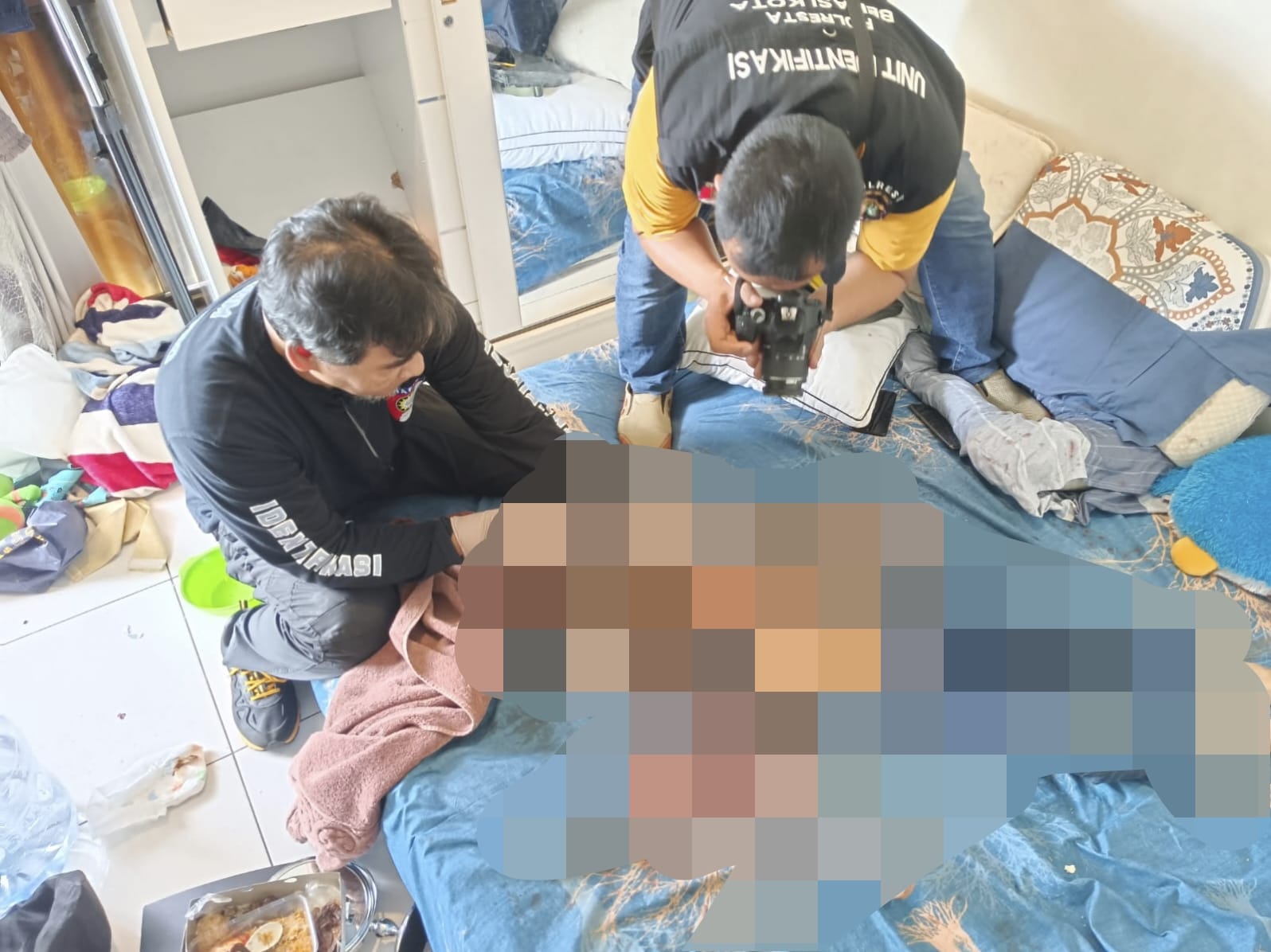 Polres Metro Bekasi Kota saat melakukan olah TKP pembunuhan ibu terhadap anak kandungn ya berusia 5 tahun di Kota Bekasi. Foto: Ist