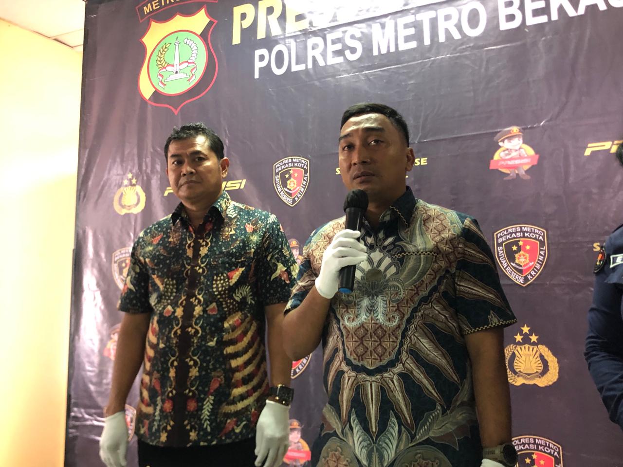 Kasat Reskrim Polres Metro Bekasi Kota AKBP Muhamad Firdaus saat menggelar konferensi pers pembunuhan balita. Foto: Ishal/Gobekasi.id