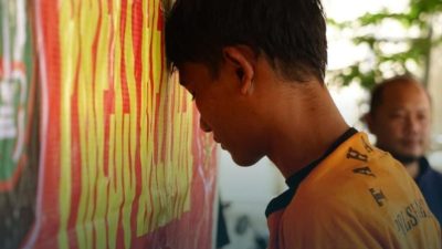 AF terlihat lemas saat diamankan oleh Polsek Babelan. Foto: Ist