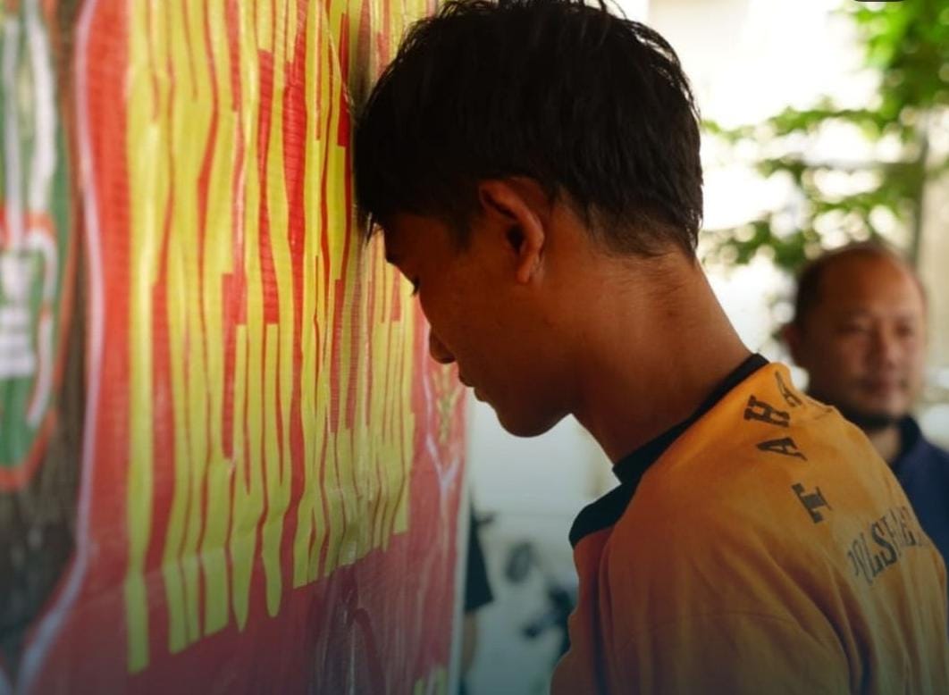 AF terlihat lemas saat diamankan oleh Polsek Babelan. Foto: Ist
