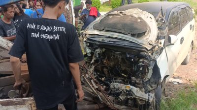 Kondisi salah satu mobil yang ditabrak Kereta Api di perlintasan Bulak Kapal, Sabtu (23/3/2024). Foto: Ishal/Gobekasi.id