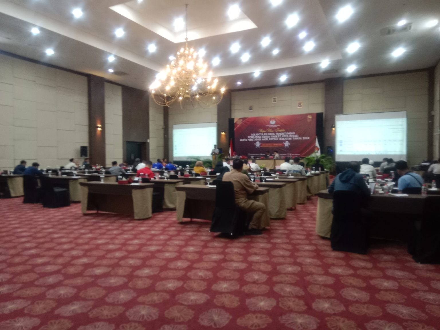 Pleno Rekapitulasi Suara Pemilu tingkat kota oleh KPU Kota Bekasi di Hotel Merbabu. Foto: Ist