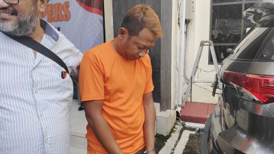 Sunaryanto (39 tahun) ditangkap anggota Polres Metro Bekasi gegara ketahuan menjadi dokter gadungan.