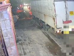 Melamun Terancam di PHK, Pemotor Tabrak Truk yang sedang Parkir