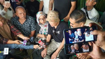 Para komedian senior saat melayat di rumah duka mediang Polo Srimulat. Foto: Ishal/Gobekasi.id