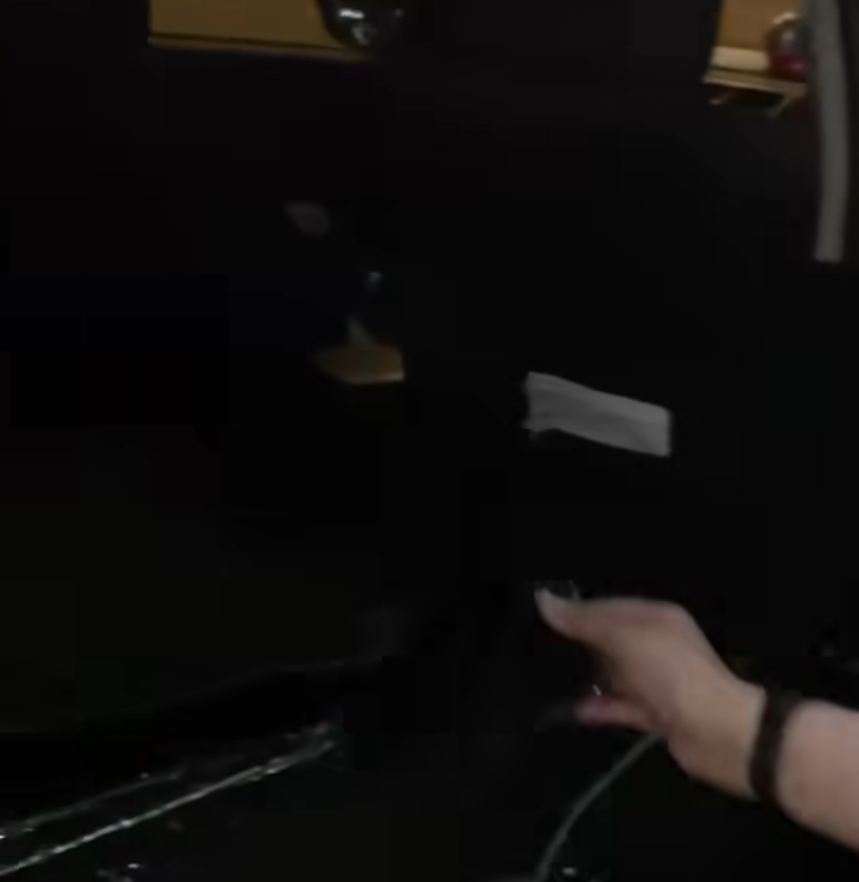 Seorang wanita bernama Mayang menjadi korban pecah kaca saat sedang makan di sebuah restoran di bilangan Grand Galaxy, Bekasi Selatan, Kota Bekasi, Jumat (22/3/2024).