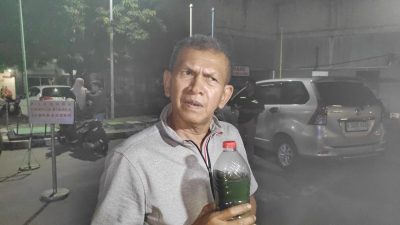 Edi, salah satu pengguna pertalite yang mengalami mogok usai mengisi BBM di SPBU 34-17106 Jalan Ir.H Juanda, Kota Bekasi. Foto: Ishal/Gobekasi.id