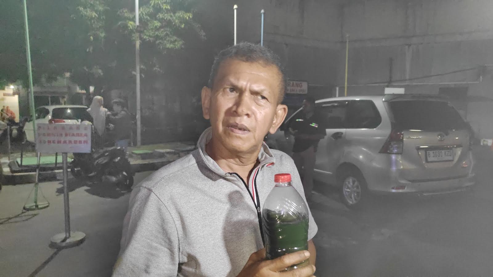 Edi, salah satu pengguna pertalite yang mengalami mogok usai mengisi BBM di SPBU 34-17106 Jalan Ir.H Juanda, Kota Bekasi. Foto: Ishal/Gobekasi.id
