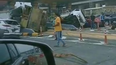 Ngeri! Kecelakaan Beruntun di GT Tol Halim, Gegara Truk Ugal – ugalan