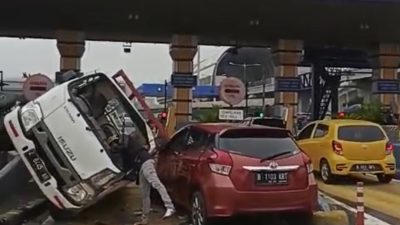 Kecelakaan beruntun di GT Halim