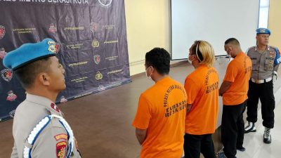 Polres Metro Bekasi Kota menggelar konferensi pers penahanan tersangka yang banyak merugikan masyarakat terkait pencampuran BBM Pertalite dengan Air. Foto: Ishal/Gobekasi.id