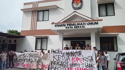 Kantor KPU Kota Bekasi digeruduk mahasiswa