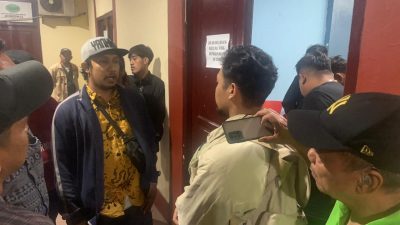 Salah satu saksi dari partai Gerindra Alfian saat memprotes hasil rekapitulasi suara oleh PPK Bekasi Selatan. Foto: Yessiana/Gobekasi.id