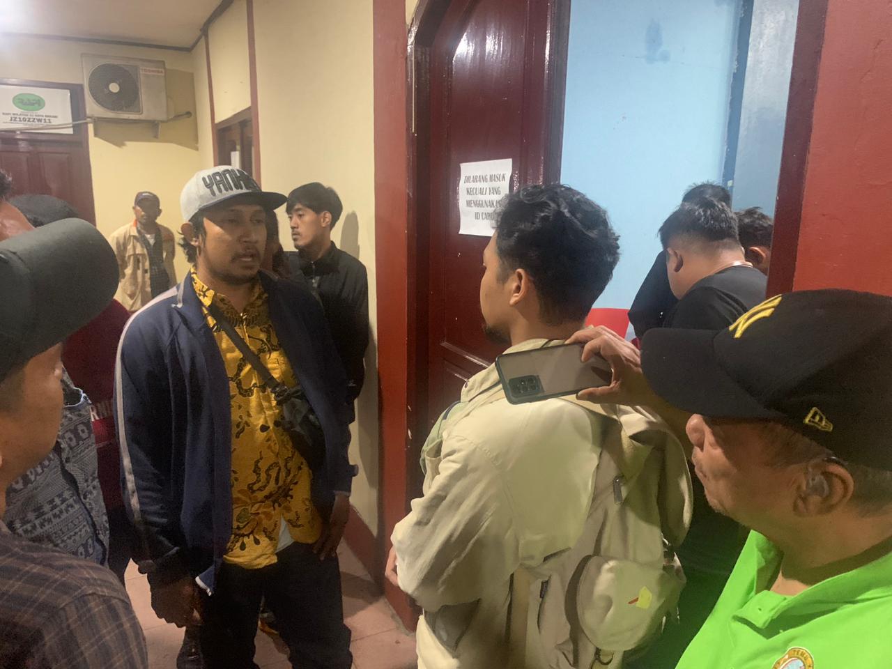 Salah satu saksi dari partai Gerindra Alfian saat memprotes hasil rekapitulasi suara oleh PPK Bekasi Selatan. Foto: Yessiana/Gobekasi.id