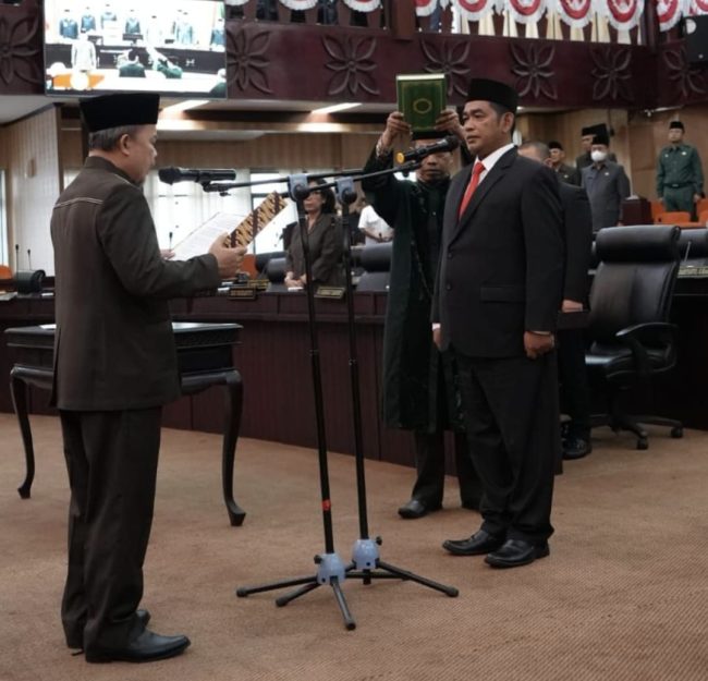 . Ahmad Jayadih resmi menjadi anggota DPRD Kota Bekasi menggantikan Supandi di Fraksi Partai Gerindra Kota Bekasi yang beberapa waktu lalu meninggal dunia.