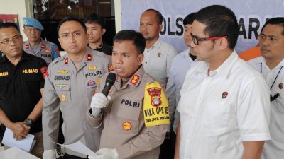 Polres Metro Bekasi berhasil menangkap dua pelaku pencurian yang menyeret wanita bernama Indah Agustiyani (27) yang terjadi di Jalan Bosih Raya, Wanasari, Cibitung, Selasa (27/2/2024).