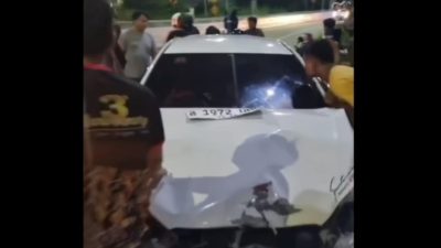 Kondisi mobil Yaris nyaris menjadi bulan - bulanan warga. Foto: Ist
