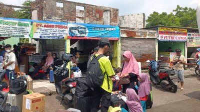 Pemudik mulai memadati Terminal Induk Bekasi. Foto: Ishal/Gobekasi.id
