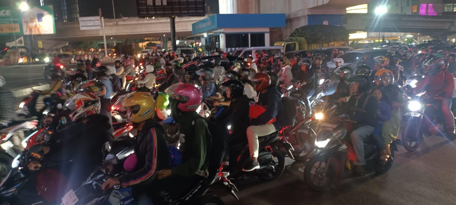 Pemudik mulai memadati ruas jalan di Kota Bekasi. Foto: Ishal/Gobekasi.id