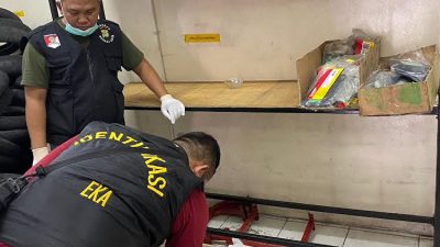 Polisi saat melakukan olah TKP pembobolan bengkel oleh komplotan maling. Foto: Ist