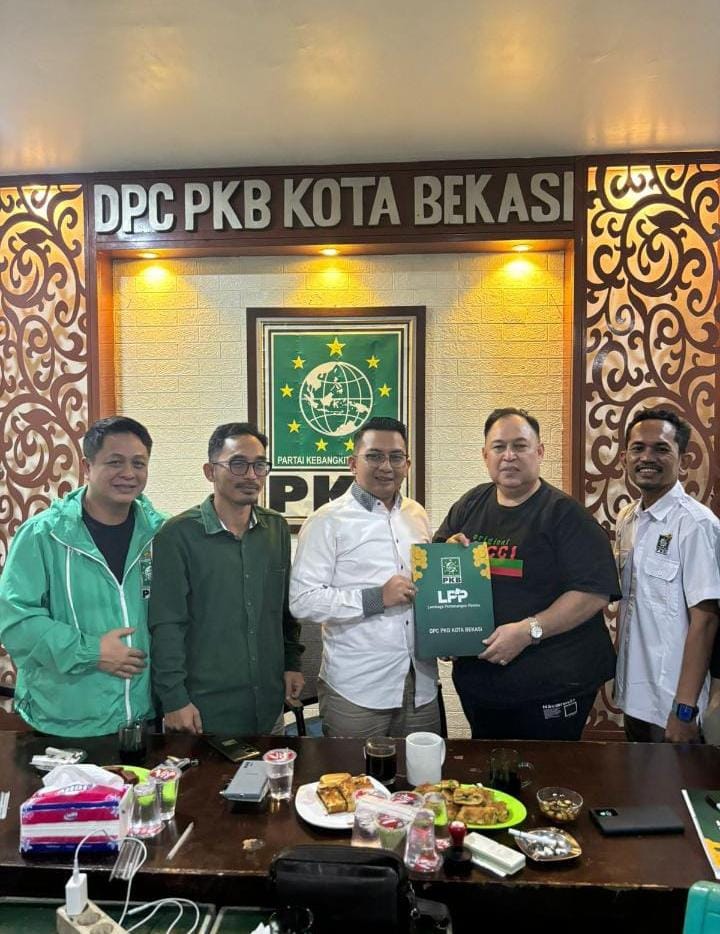 M2 resmi mengambil formulir pendaftaran penjaringan Wali Kota Bekasi yang dibuka oleh DPC PKB pada, Rabu (24/4/2024)