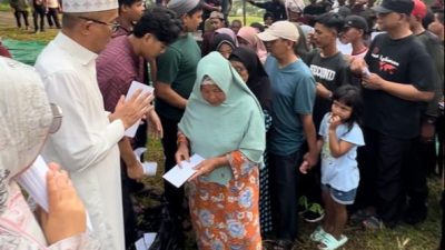 Pembagian zakat oleh Direktur Utama sekaligus pemilik Haliza Syar'i Collection, M Sabar Sigalingging