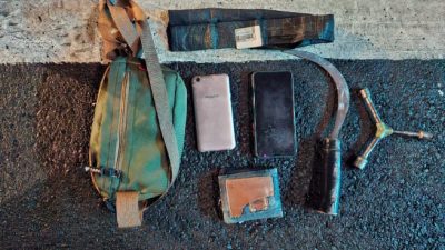 Barang bukti jimat dan celurit milik begal