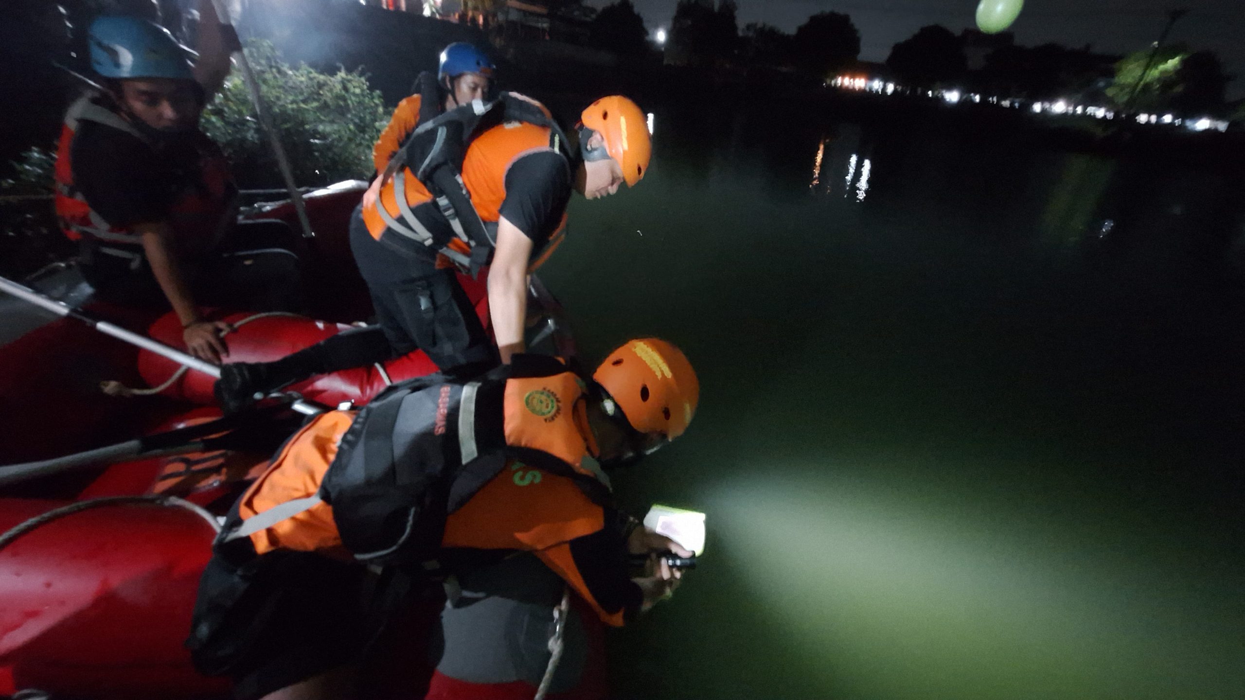 Tim SAR saat proses pencarian jasad pria paruh baya di Danau Grand Residence Boulevard, Setu, Kabupaten Bekasi. Foto: Istimewa