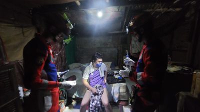 Damkar mengevakuasi cincin yang tersangkut di penis laki - laki di Bekasi. Foto: Ist