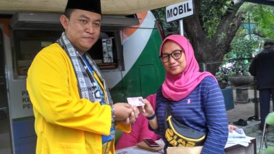 Kadisdukcapil menyerahkan KIA secara simbolis kepada orang tua murid