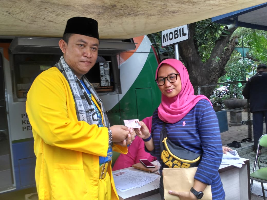 Kadisdukcapil menyerahkan KIA secara simbolis kepada orang tua murid