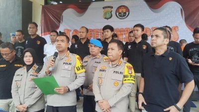 Polres Metro Bekasi dalam gelar perakara perampokan dan penyekapan. Foto: Ist