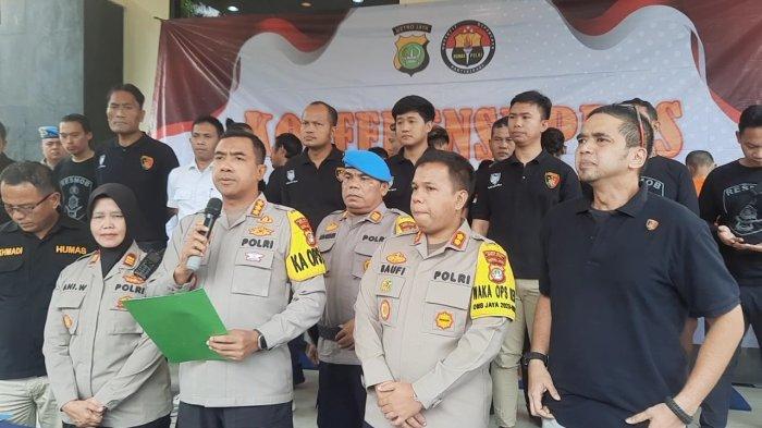 Polres Metro Bekasi dalam gelar perakara perampokan dan penyekapan. Foto: Ist