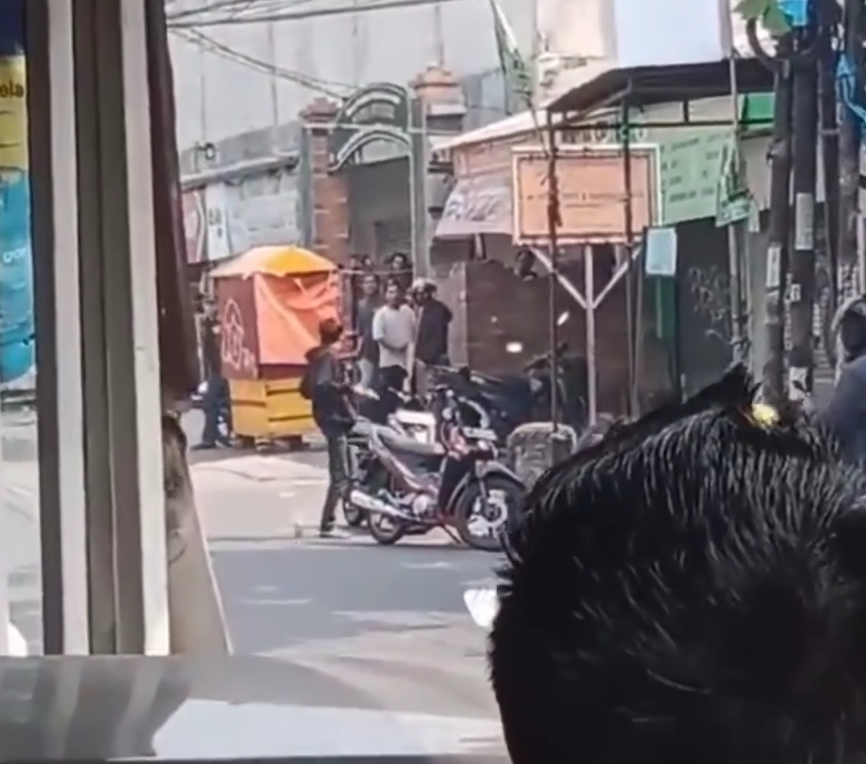 Maling Motor di Pondok Melati Acungkan Pistol ke warga usai aksinya terpergok, Sabtu (18/5/2024).