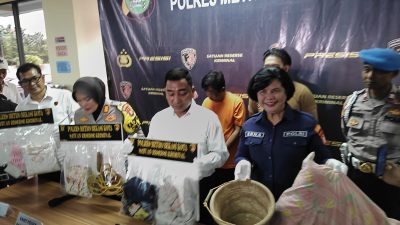 Polres Metro Bekasi Kota melakukan konferensi pers berkaitan dengan kasus pembunuhan anak di Bantargebang, Senin (3/6/2024). Foto: Ishal/Gobekasi.id