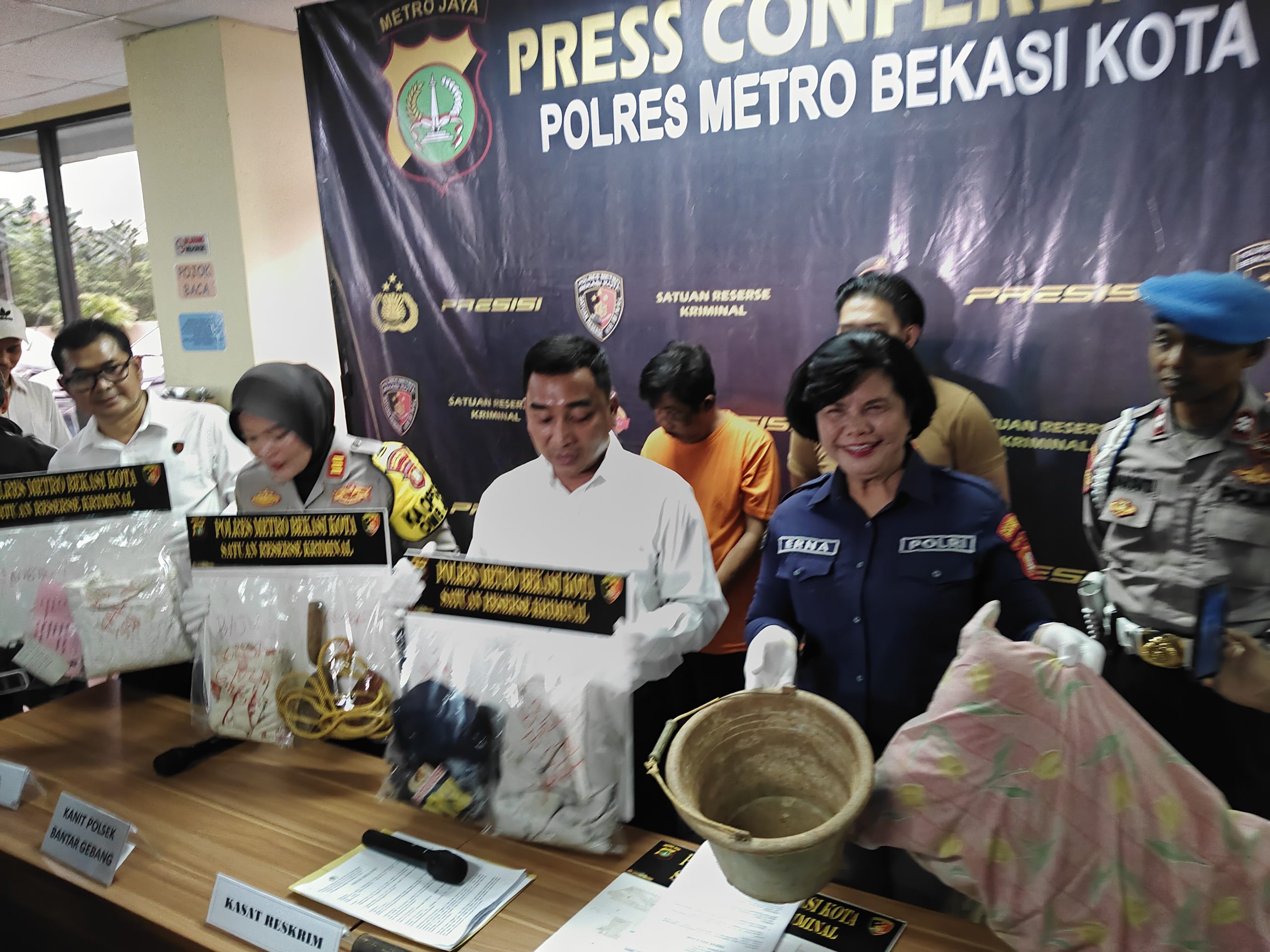 Polres Metro Bekasi Kota melakukan konferensi pers berkaitan dengan kasus pembunuhan anak di Bantargebang, Senin (3/6/2024). Foto: Ishal/Gobekasi.id