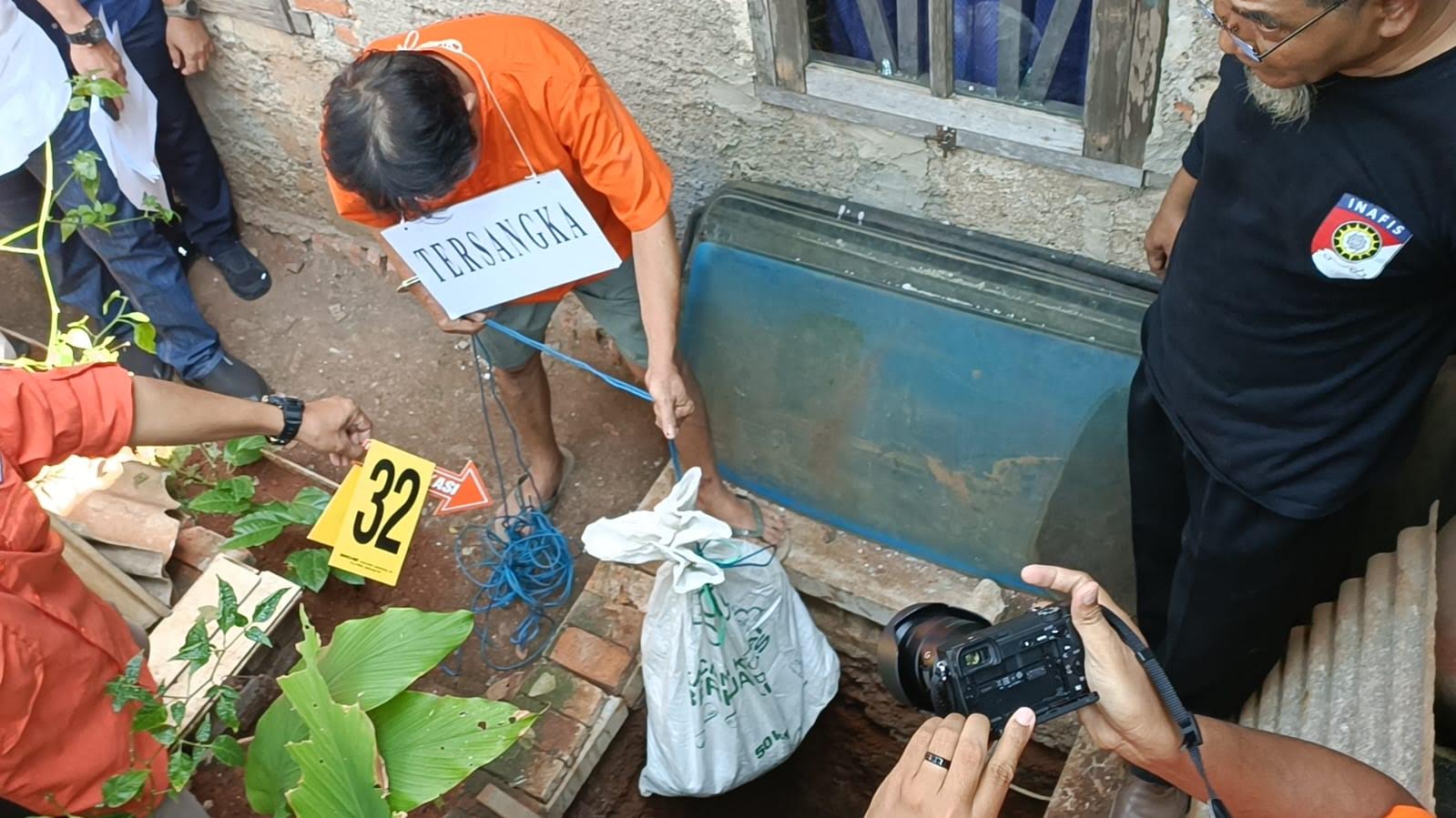 Tersangka pembunuhan bocah melakukan rekontruksi terhadap korbannya, Kamis (6/6/2024). Foto: Ishal/Gobekasi.id