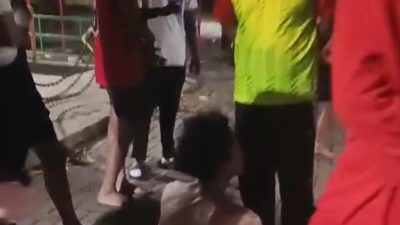 Salah satu pelaku pencuri motor usai terpergok warga saat melancarkan aksinya di Sasana Tinju. Foto: Ist