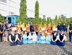 Bunda Literasi, Yolla Gani Serahkan Penghargaan untuk Penggiat Literasi di GLN Gareulis Jabar dan Duta Baca Kota Bekasi Tahun 2024