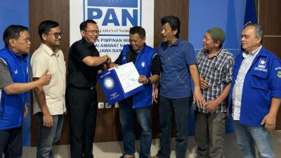 Dani Ramdan saat menyerahkan berkas pendaftaran menjadi Bacabup Bekasi di DPD PAN Kabupaten Bekasi. Foto: Ist