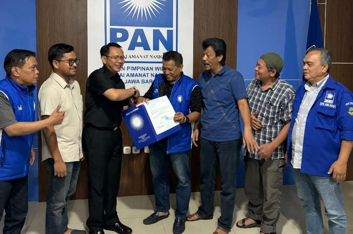 Dani Ramdan saat menyerahkan berkas pendaftaran menjadi Bacabup Bekasi di DPD PAN Kabupaten Bekasi. Foto: Ist