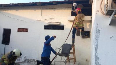 Disdamkarmat Kota Bekasi saat proses pemadaman api di Polsek Bekasi Selatan