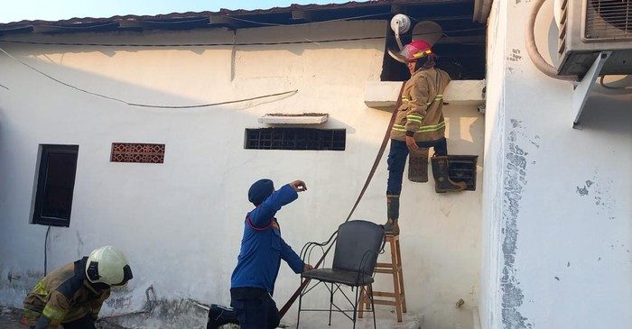 Disdamkarmat Kota Bekasi saat proses pemadaman api di Polsek Bekasi Selatan