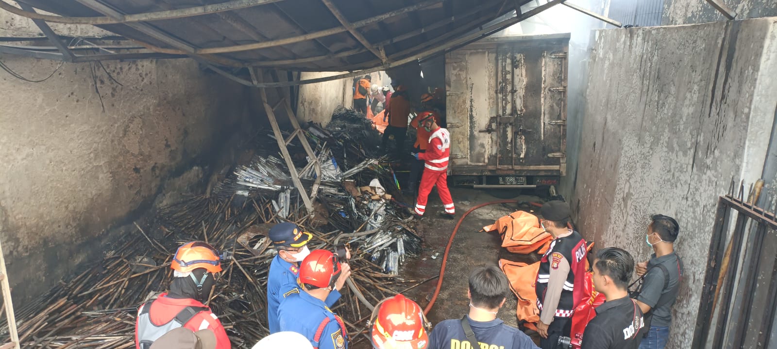 Disdamkarmat Kota Bekasi saat proses pemdaman kebaran di gudang perabot Jatiasih. Foto: Ist